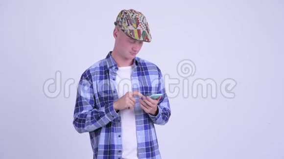 穿着时髦的年轻人用电话接坏消息视频的预览图