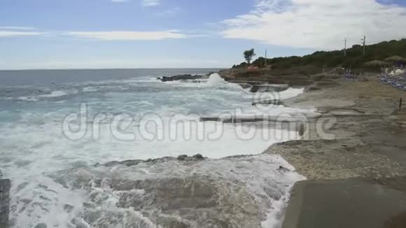 石墩上的海浪拍打视频的预览图