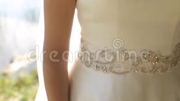 新娘上漂亮的婚纱视频的预览图