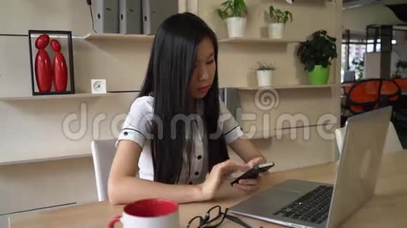工作中使用智能手机的亚洲工人视频的预览图