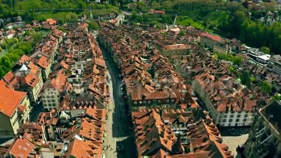 飞越瑞士伯尔尼古城瓦片屋顶视频的预览图