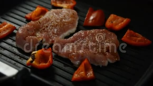 烤架上的土耳其鱼片烹饪视频的预览图