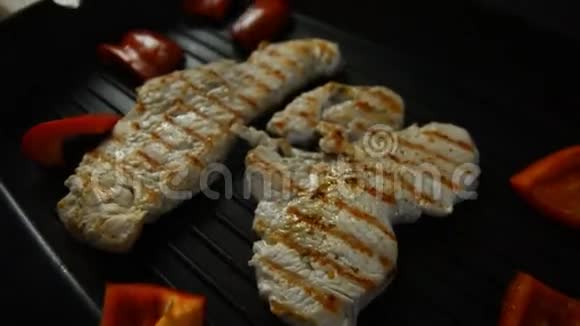 烤架上的土耳其鱼片烹饪视频的预览图