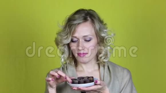 一个微笑美丽的女人正在吃糖果视频的预览图