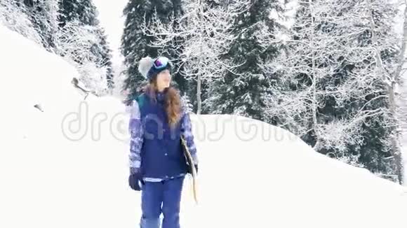 滑雪者女性冒险录像步行到雪山视频的预览图