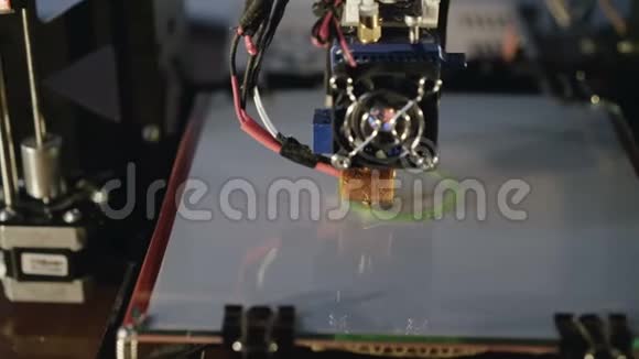 3D打印机正在工作4公里视频的预览图