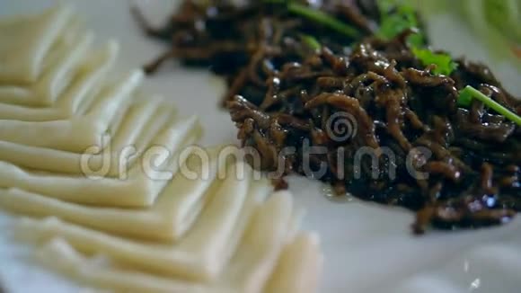 视频中国菜北京风格猪肉面纸酱肉视频的预览图