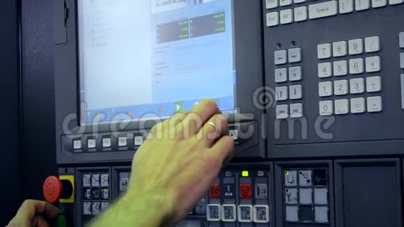 在工厂生产机器控制面板后面工作的人视频的预览图