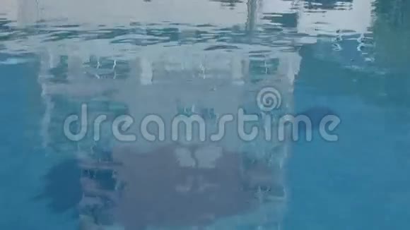 游泳池水上的建筑物倒影视频的预览图