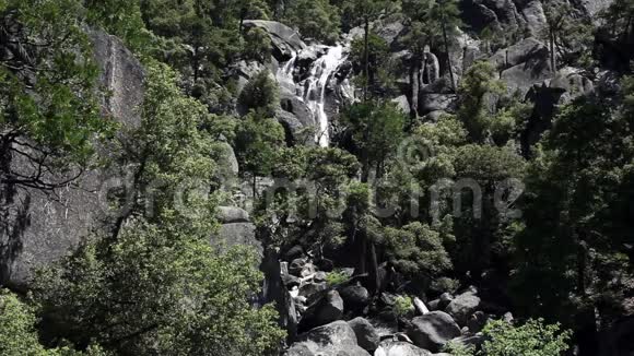 加州约塞米蒂花岗岩岩石上的瀑布视频的预览图