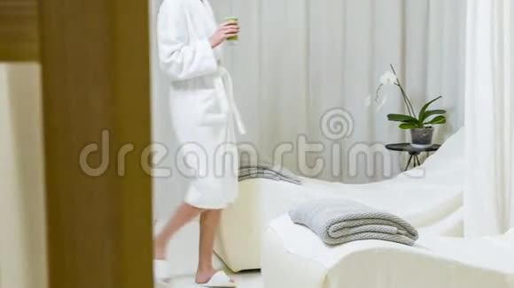 在美容院做完手术后休息的放松的女人视频的预览图