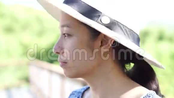 亚洲女人戴着夏季帽子在炎热的热带自然假日里尽情享受视频的预览图