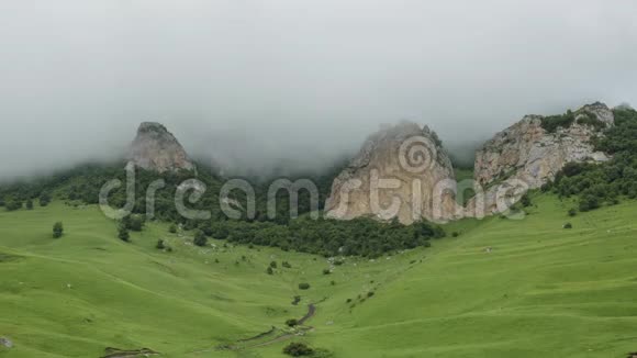 雨云慢慢地覆盖着石质的山坡视频的预览图