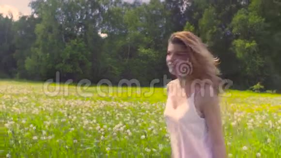 年轻女子在草地上奔跑视频的预览图