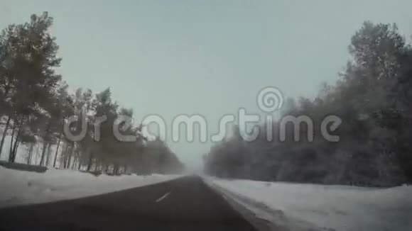 冬天在雾中驾驶汽车视频的预览图