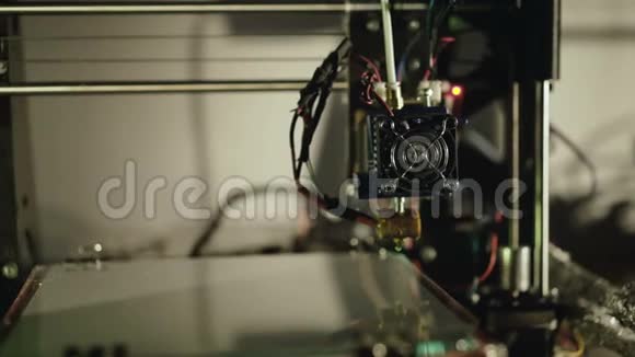 3D打印机的工作4公里视频的预览图