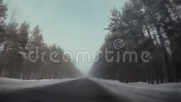 冬天在雾中驾驶汽车视频的预览图