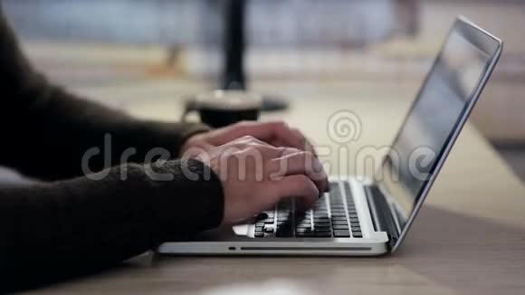在工作场所用手提电脑工作的男人视频的预览图