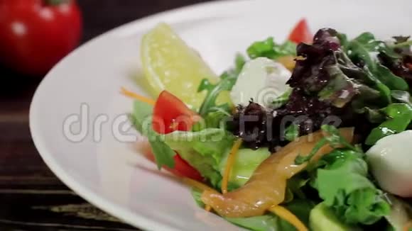 沙拉配鲑鱼和蔬菜视频的预览图