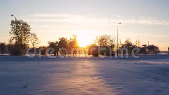 日落冬季景观汽车在缓慢地运动视频的预览图