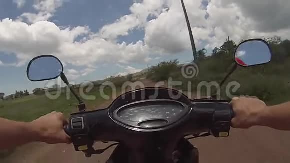 驾驶摩托车离开公路视频的预览图