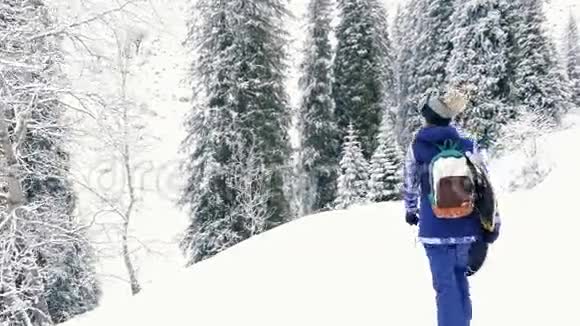 滑雪者女性冒险录像步行到雪山视频的预览图
