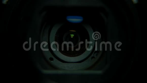 相机变焦特写镜头的专业摄像机其镜头放大进出视频的预览图