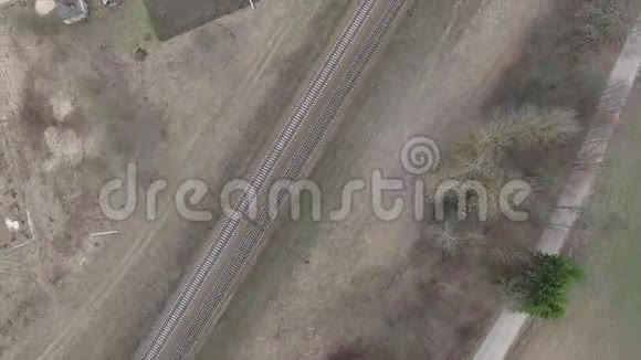 火车在农村铁路上的鸟瞰图视频的预览图