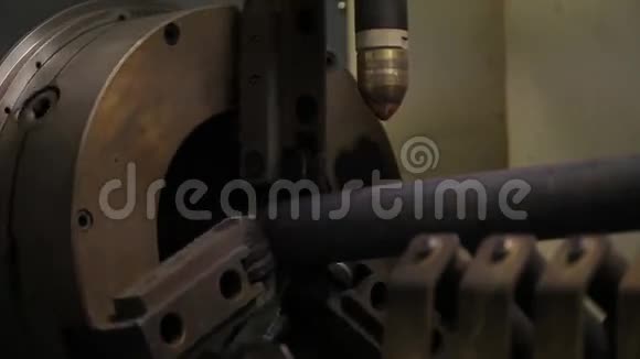 切割金属管的机械机器视频的预览图