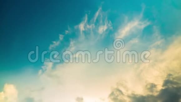 蓝天上雨云的移动视频的预览图