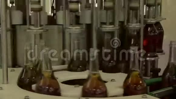 布兰迪在工厂装瓶视频的预览图