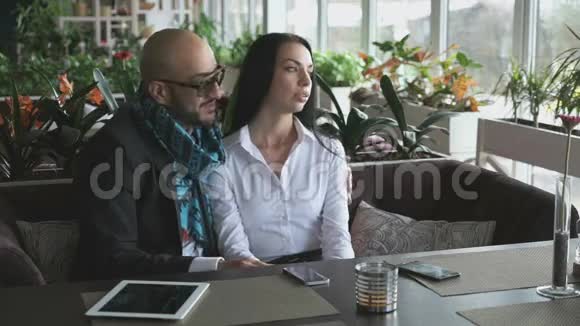 一个阿拉伯男人和一个女孩在餐厅桌旁拥抱视频的预览图