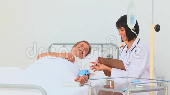 一位护士给病人看病视频的预览图