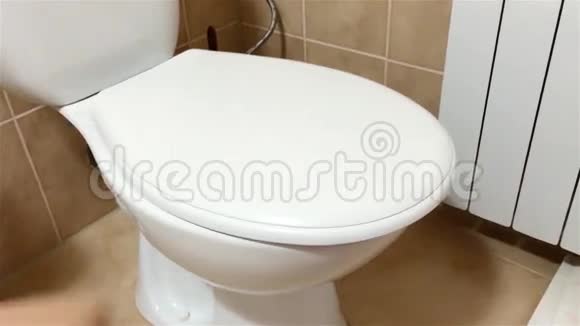 浴室的水龙头视频的预览图