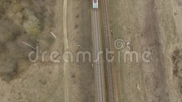 火车在农村铁路上的鸟瞰图视频的预览图
