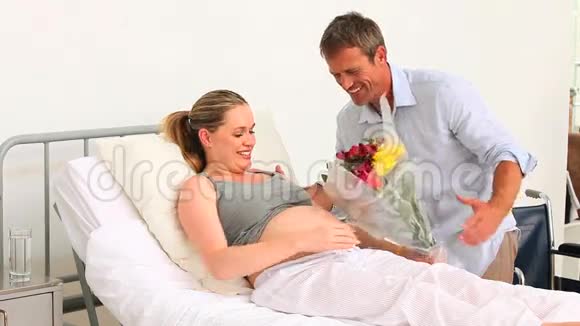 一个男人拜访他怀孕的妻子视频的预览图