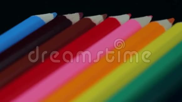 彩色铅笔十二块躺在黑桌上视频的预览图