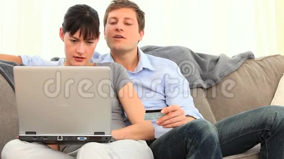 一对夫妇用互联网付东西视频的预览图