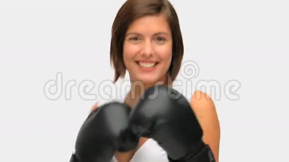 戴拳击手套的棕色女人视频的预览图