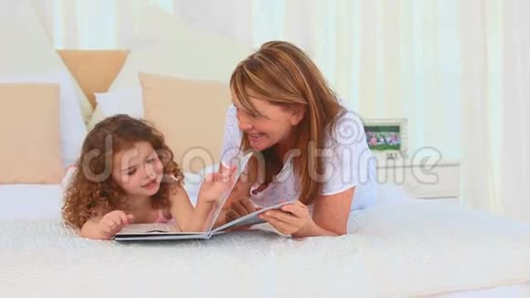 可爱的小女孩在看书视频的预览图