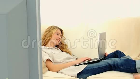 金发女人在笔记本电脑上聊天视频的预览图