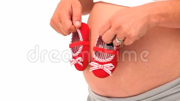 抱着小红鞋的孕妇视频的预览图