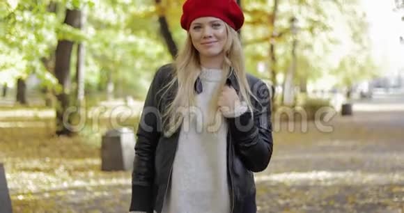 穿红色贝雷帽的快乐女人视频的预览图