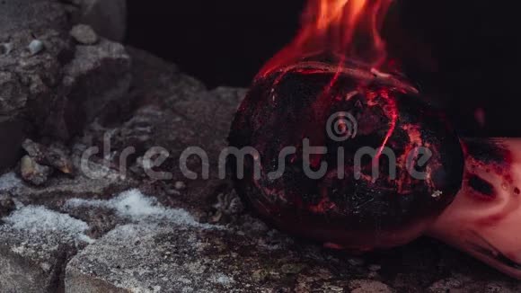 一个假人的头在石头上燃烧视频的预览图
