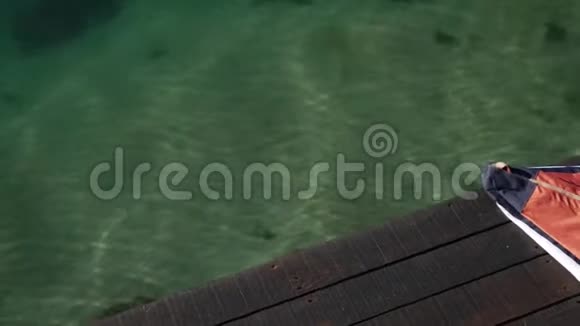 独木舟躺在岸上木制码头黑山科托尔湾视频的预览图