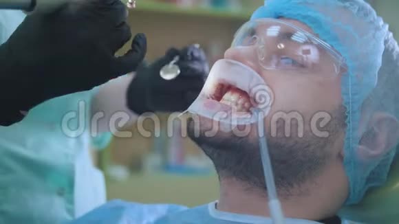 口腔科门诊患者男性牙科椅视频的预览图
