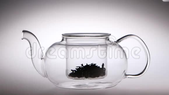 用茶叶倒入透明茶壶沸水视频的预览图