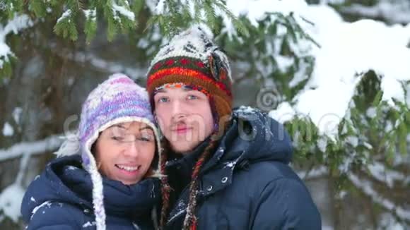 冬天森林里快乐的年轻夫妇视频的预览图