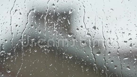 特写雨滴落在窗户上的画面视频的预览图