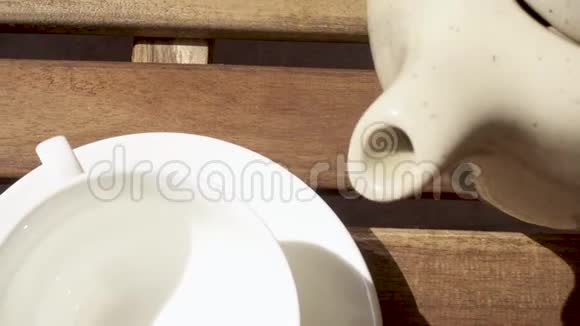 早上在木桌上的茶托上放杯视频的预览图